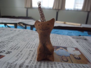 線香？！立体的でかわいいですう。こんにちは。お香は、杉の木の葉を水車で挽いた粉を水でこねて形つくり、陽に干して製作します。