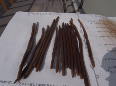 う〜む。智子さん製作の線香。。。そのままじゃ…