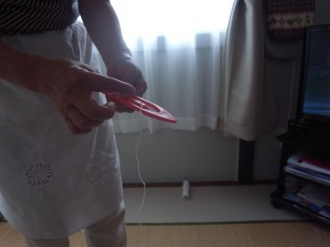 こうして使うのです。ここに巻いていくのよ。割いた布はどれくらい巻けるかしら？