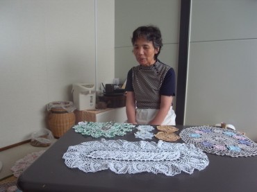 アバリが手に馴染むとひらめいてくださった久米子さんです。趣味がレース編みで、はた織りと同じで、編んでいると無心になれます。はた織りが皆さんに広まると、とても嬉しいです。私は是非やらせていただきたいです。と熱く話してくださいました。