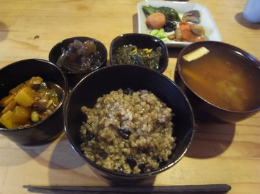 真っ黒ですね。黒豆とハーブの玄米ごはん。木耳やモズクでさらにクロクロっ
