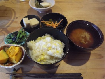 トウモロコシ粥やかぼちゃ、さやの胡麻和えの夏コース