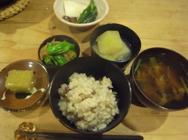 ささげミルク粥。夕顔も炊きました。獅子唐もとれたて。夏の顔が勢ぞろい。