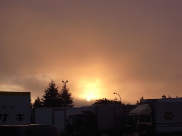 どこだったかな？福島を超えた辺りのインターです・・・朝陽が登って来ました。ここからの運転は智子にバトンタッチ。