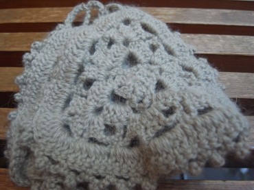 ①室伏さんが編んだ（レース編みで個展をされる編み物好きな方です）「これはいいわよ〜、カシミアよー」」