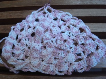 ⑧坂野さん作。いっぱい作ってくれました「紐を、ふりふりの延長で作ったんです。だから二重なんですよ。かわいいし、結びやすい！」（これは拍手！）