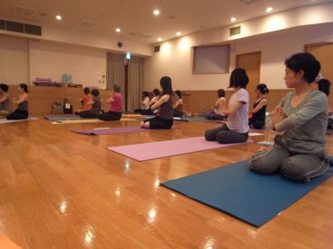 合掌をしたまま捻ることで、体幹を感じます。チャクラを感じます。