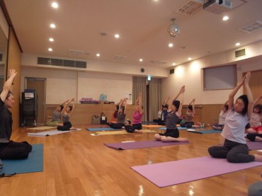 朝の体側伸ばしは新鮮です。今日は横座りから・・・