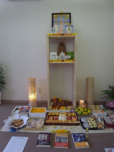 真ん中は、インドはリシケーシ『マンガラン・ヨーガ・ピート』の川崎あき子さんより送られてきた。ガネーシャくん。どうぞ、教室にたくさんの幸運と繁栄をもたらしてね。上は、成瀬貴良先生からの贈呈。なんとラクシュミ（吉祥天）とガネーシャとサラスヴァティー（弁財天）という3大吉祥のカミサマたちの絵！下は、牛さん。シヴァの乗り物であり、ガネーシャの友達。みんな仲良し♡