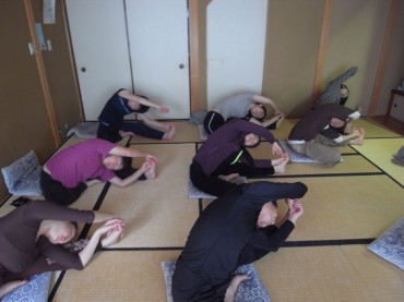 0915−1045朝ヨーガの様子。初めての和室、畳の匂いがよかった。