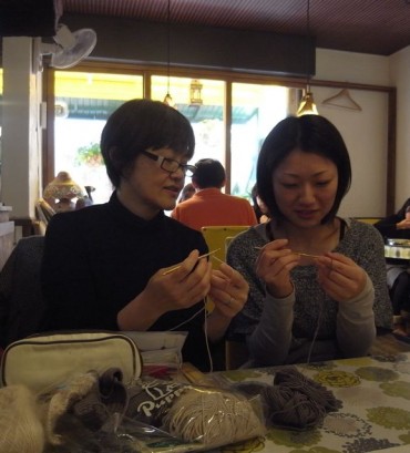 指がつりそうねえ〜。糸の持ち方もだんだんと自然にきまってくるのよ〜