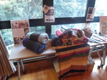 縦糸は時を結び、横糸が織り成すヨーガ・マット。「織り織りのうた」