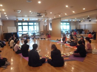 瞑想と朝ヨーガの後は、キールタンの祈りをしてからお昼のカレーやら、豆料理などなどをいただきました。