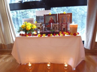 朝ヨーガ、瞑想の後は、今日のメイン！「祈り」の響きに包まれます