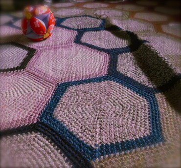 亀甲の敷物の工房。ココに坐ると…大きな亀さんの上…