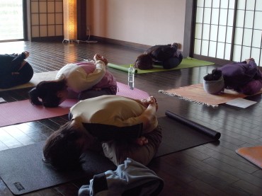 RIMG2482 12時プログラム①アーサナ が始まります。ヨーガ・ムドラで「今」にお辞儀です。