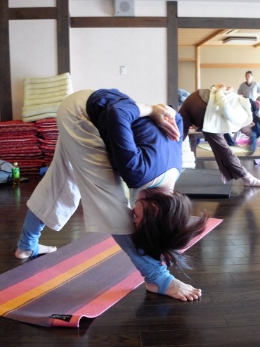 RIMG2492 加藤先生です。毎週この場所でご指導されています。<br />
すばらしいパールシュボーッタナ・アーサナです。