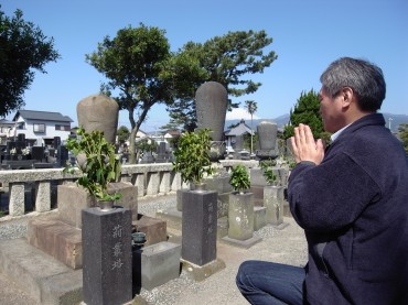 RIMG2548 白隠さんのお墓に手を合わせる、感涙の成瀬先生です。