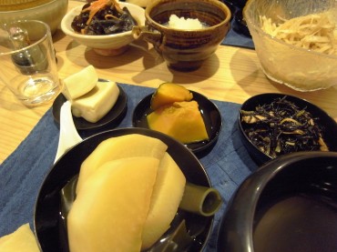 大根づくしの夜です。水水しい春のおダイコン。薄味で煮たり、サラダやおろしに