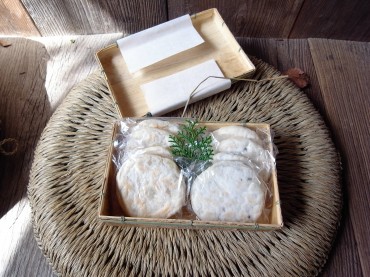 開けるとまだほかほかです。「あんこ」と「さつま」でした。