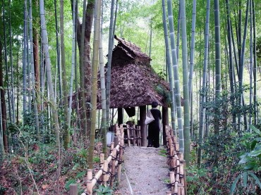 竹林を歩く。お休みどころがあります。