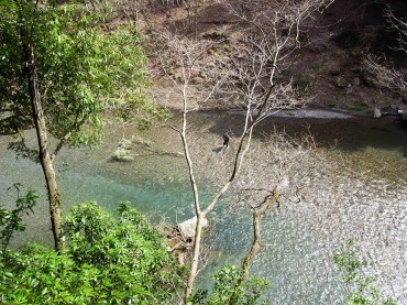 休み処から見下ろす。釣り人がいます。水もキレイ～