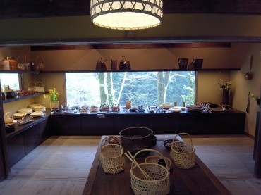 窓向こうに川を見下ろす、素敵な手仕事のお店もありました。