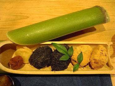 黒ゴマくんときな粉さん。中は少しのあんこちゃんでした。