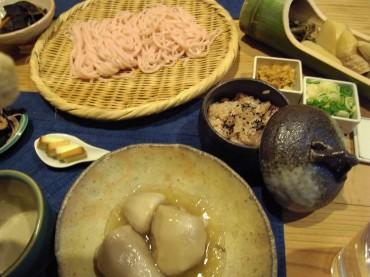 桜色のうどんです＾＾。里芋も上手に炊けました。