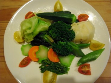 春キャベツに、ﾌﾞﾛｯｺﾘｰ、その芯にスナップエンドウ、新じゃがやニンジントマトの蒸しサラダ