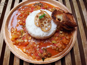 庭でお昼ご飯です。間もなくさくらが満開です✿