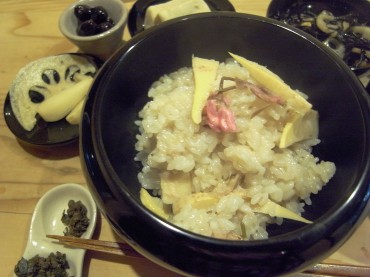 さくら茶のお花でさくらと筍のご飯にしましたよ。