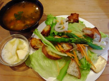 あったかスープとサラダパンのブランチ。サラダは林檎。豆乳とお酢でヨーグルトです。