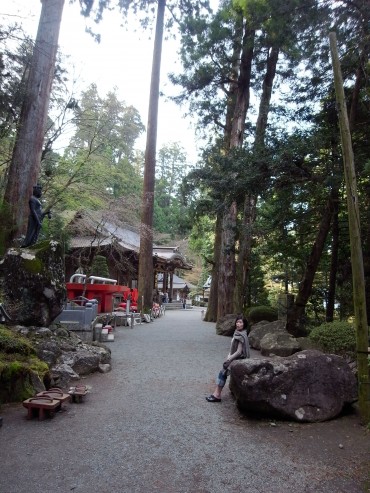 天狗さんの下駄の前で瞑想・・・天狗とお話です。