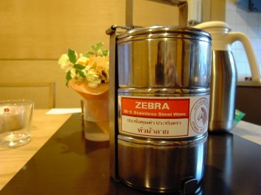 ｱｰｼｭﾗﾑでも、スワミジたちはこんな容器を持ってご飯をもらいに来ます。