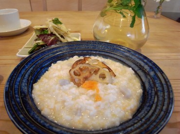 日曜日の昼。コンコンリゾット（蓮根と人参根？です）