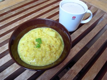 お昼（朝と兼ですが・・・）はカレーのお粥です。チャイと一緒に