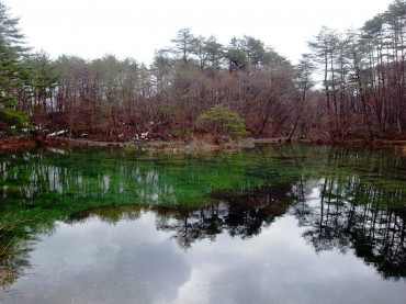 魚はもちろん、微生物さえもいない、どこまでも静かな名も無いエメラルドの沼。－磐梯山麓－