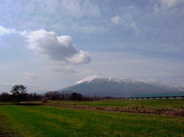 麓は春を迎え、さくらも蕾でした。岩手山が美しかった！