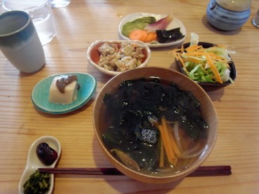 ポカポカな連休最終日・・・朝ごはんは味噌汁と漬物です。