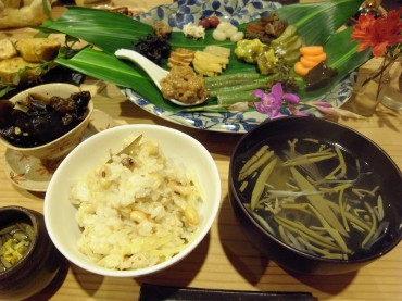 しっかりご飯はいり大豆。ジュンサイのお吸いものと三杯酢＋柚子も。。。