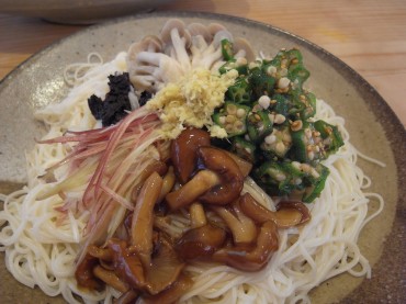 これからは素麺の季節ですね。今日の昼はぶっかけ麺です！ボリューム満点です！