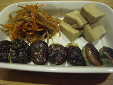 椎茸には庭のバジルやミント、ハーブポテトを詰めましたよ。香り豊か☆