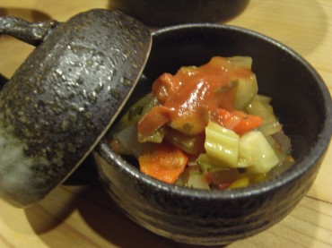 セロリいっぱい夏のラタトゥユ。今夜はお友達とワインです。シツレイシマス