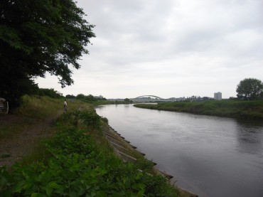 釣り人が、じーっと水面を見ていました。真似して、我々もじーっ・・・・・・・・・・