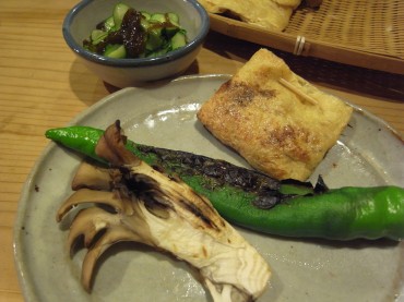 ちょうど、大きなししとう？をいただいたのです。感謝！<br />
大好き納豆は、お揚げの中です。