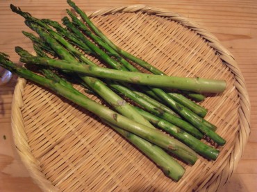 ザルの上に転がしてピンとして「なんだいっ」「おいしく食べてくれよっ」て言っています。