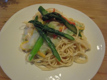 そのままいただく。そして、パスタにもしました。他の黄色ｸﾝや赤ﾁｬﾝとわいわいしています。