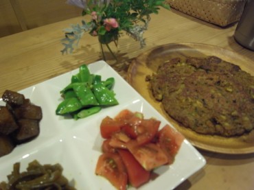 見た目がちょっと・・・ですね。全粒粉のカレーとポテトのお焼き？インドではよく食べました。何といったか・・・？