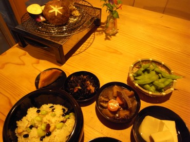 枝豆をいただきました。夏ですね。<br />
枝豆やガルバンゾー、エンドー豆のおこわで、田舎ご飯です。